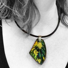 Leaf: can be worn as a necklace or as a long pendant